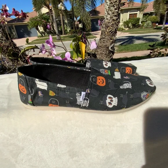 TOMS Halloween Black Slip On Shoes Size 8 Women Pumpkin Cat Broom - Picture 5 of 12